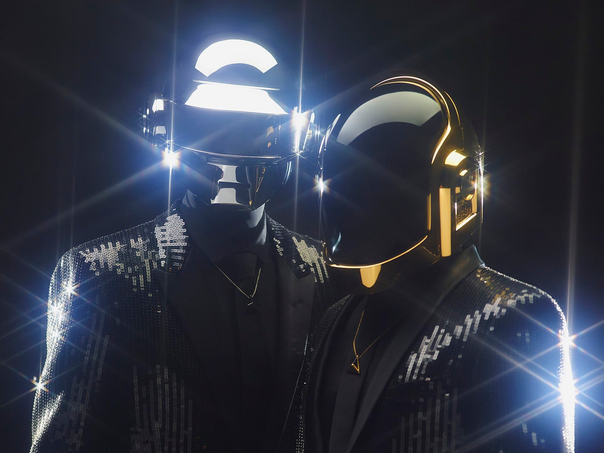 Daft Punk ikilisi gümüş ve altın kasklarıyla