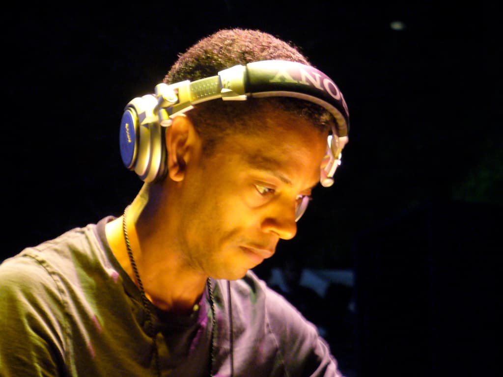 Jeff Mills kulaklıkla DJ kabininde
